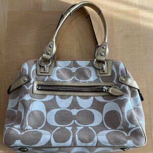 COACH Penelope Shantung Signature Bag Beige/Ivory Zipper Close J0869-13286 Studs